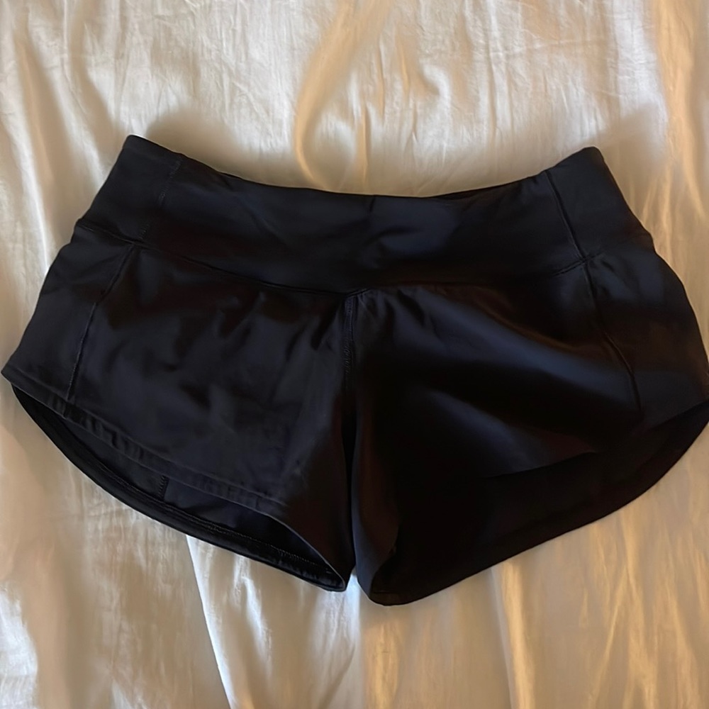 Black Lulu Lemon Speed-Up Shorts 2.5’